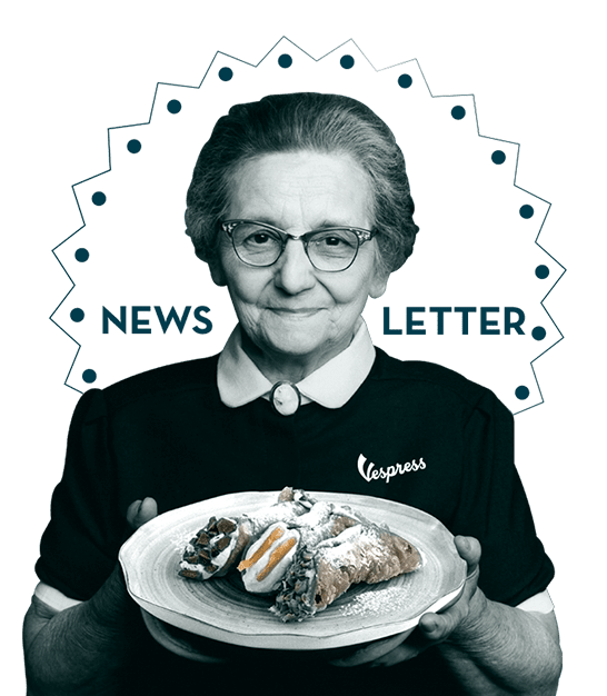 Abuela sosteniendo un plato de cannoli italiano
