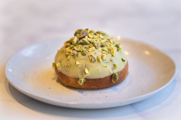 Brioche relleno de crema de pistacho